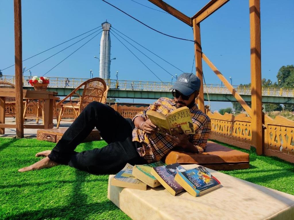 The Flostel Srinagar エクステリア 写真