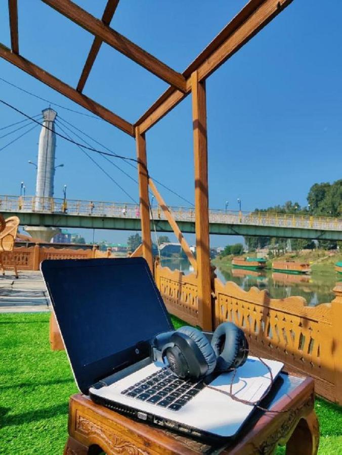 The Flostel Srinagar エクステリア 写真