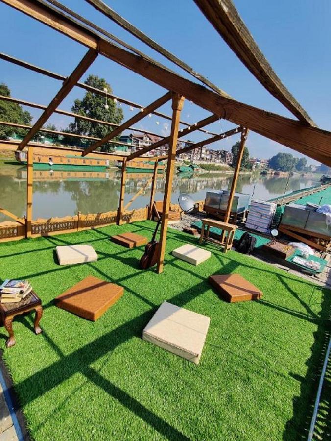 The Flostel Srinagar エクステリア 写真